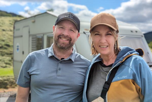 Bild 1 von 2: Für Oliver (links) und Nicole aus Meerbusch ist Camping absolutes Neuland. Um auszuprobieren, ob es überhaupt das Richtige für sie ist, haben die beiden sich für 5.000 Euro einen gebrauchten Wohnwagen gekauft. - Nicole und Oliver in den Schottischen Highlands.