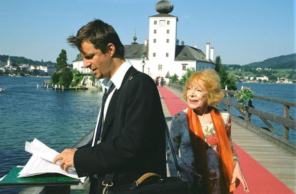 Bild 1 von 11: Im Bild: Philipp Hochmair (Daniel Wieland), Gisela Trowe (Ottilie Lehmann).