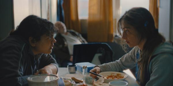 Bild 1 von 12: Ajda (Sara Fazilat, l.) fordert Nadine (Aenne Schwarz, r.) heraus.