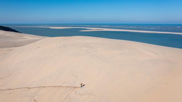 Bild 1 von 8: Dirk Steffens erforscht das Geheimnis der höchsten Wanderdüne Europas, der Dune du Pilat an der französischen Atlantikküste.