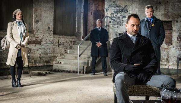 Bild 1 von 23: Dr. Watson (Lucy Liu, l.), Sherlock Holmes (Jonny Lee Miller, 2.v.r.) und Capt. Thomas Gregson (Aidan Quinn, r.) suchen Moriarty in ihrer Gefängniszelle auf, die von Agent Ramses Mattoo (Faran Tahir, 2.v.l.) bewacht wird. Doch wird dieser Ausflug dazu führen, dass sie mit ihren Ermittlungen bei einer Kindesentführung weiterkommen?