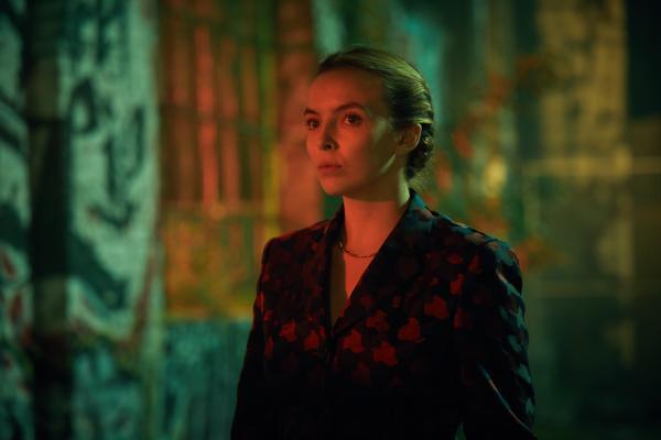 Bild 1 von 1: Villanelle (Jodie Comer) spielt ein doppeltes Spiel. Scheinbar ahnungslos lockt sie die Ermittler aus der Reserve und direkt in ihre Falle.