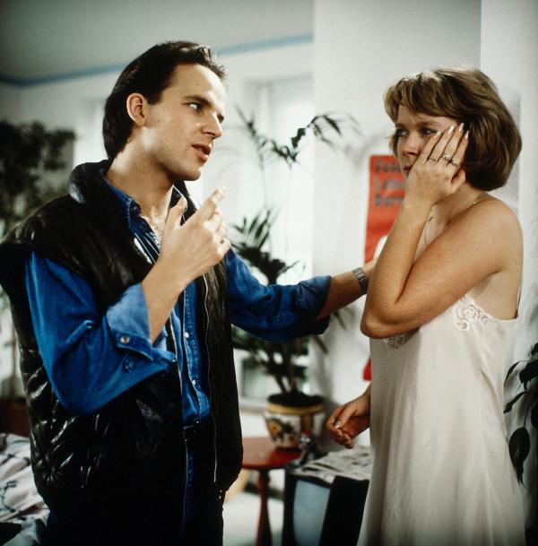 Bild 1 von 1: Zwischen Chris (Mick Werup, l.) und Tina (Marion Kracht, r.) kommt es zu einer Machtprobe, die mit einer Ohrfeige endet.