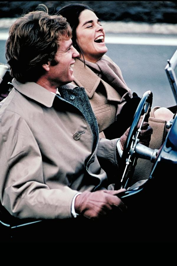 Bild 1 von 5: Oliver (Ryan O'Neal, l.); Jenny (Ali MacGraw, r.)