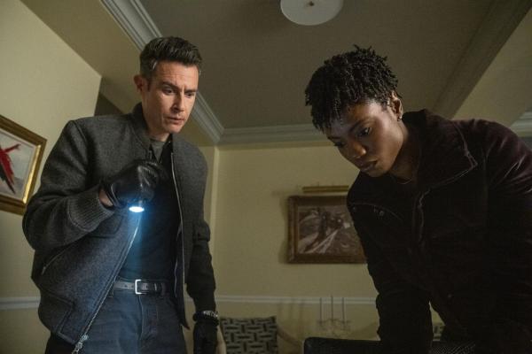 Bild 1 von 6: FBI SA Stuart Scola (John Boyd, l.); FBI SA Tiffany Wallace (Katherine Renee Kane, r.)