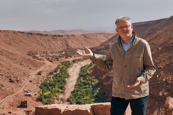 Bild 1 von 15: Christopher Clark vor einem marokkanischen Wadi