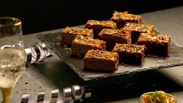 Bild 1 von 6: Im Bild: Schokokuchen mit Safranhonig.