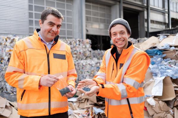 Bild 1 von 4: Mit Christian ist Tobi (rechts) in einer Abfallsortieranlage unterwegs und findet heraus, warum Mülltrennung so wichtig ist.