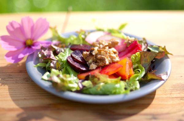 Bild 1 von 6: Frisch und natürlich: Grüner Salat mit weißen, gelben und roten Beeten, Birne und Walnüssen