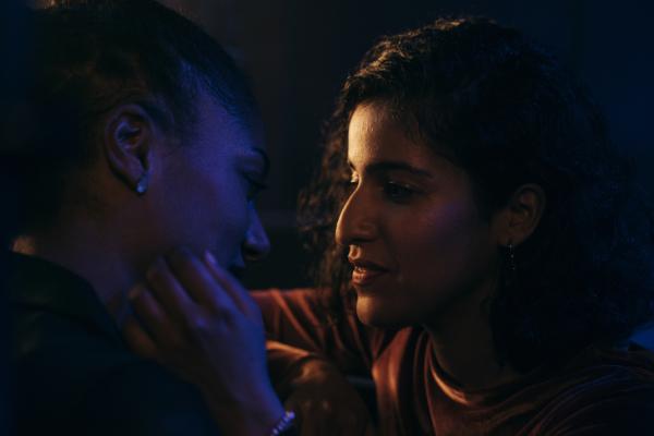 Bild 1 von 5: Hanna (Banafshe Hourmazdi, r.) bekommt nicht genug von Anouk (Larissa Sirah Herden, l.). Die beiden können sich nach dem Konzert kaum voneinander lösen.