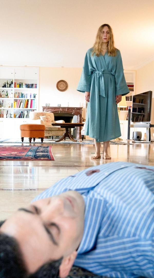 Bild 1 von 1: Im Bild: Jenny (Franziska Junge, h.) findet die Leiche ihres Mannes, Mesut (Mehmet Bozdogan, v.).