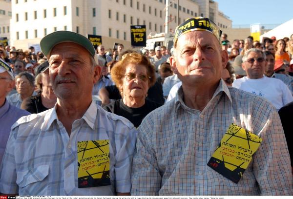 Bild 1 von 2: Holocaustüberlebende demonstrieren 2007 in Jerusalem für ihre Rechte.