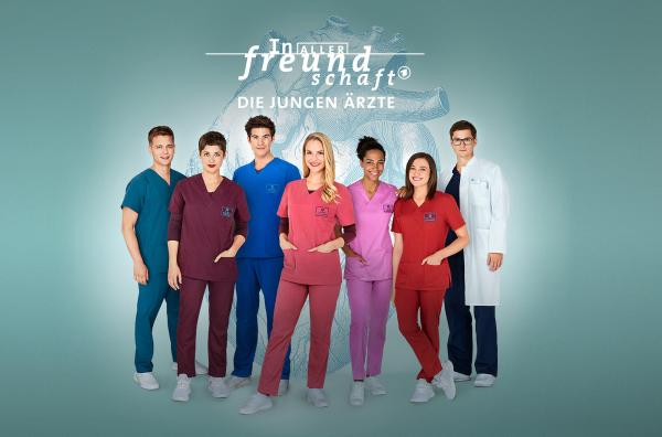 Bild 1 von 2: Im Bild v.l.n.r. Mikko Rantala (Luan Gummich), Dr. Theresa Koschka (Katharina Nesytowa), Ben Ahlbeck (Philipp Danne), Julia Berger (Mirka Pigulla), Dr. Emma Jahn (Elisa Agbaglah), Rebecca Krieger (Milena Straube), Dr. Elias Bähr (Stefan Ruppe)