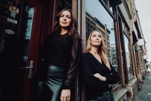 Bild 1 von 4: Paulina Krasa (l.) und Laura Wohlers (r.), die beiden Presenterinnen der \