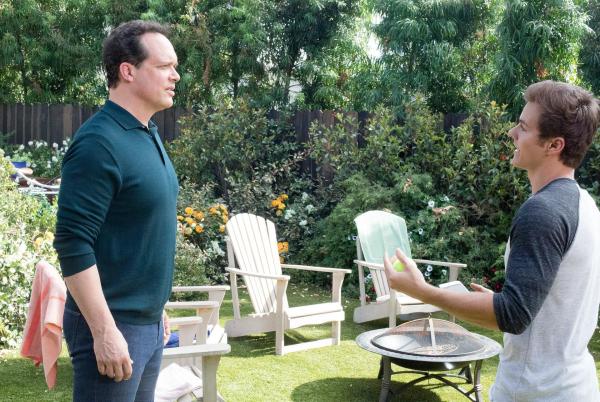Bild 1 von 13: Im Bild (v.li.): Diedrich Bader (Greg Otto), Peyton Meyer (Trip Windsor).