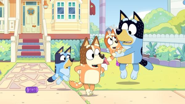 Bild 1 von 3: In Blueys Haus gibt es Zauberei! Schwänze werden verziert, überall sind Aufkleber und Mum hat einen Bart aus Wäscheklammern. Um die kleinen Unruhestifter zu stoppen, muss die Familie jetzt zusammenstehen.