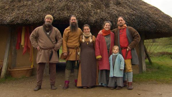 Bild 1 von 3: Diese Familie gibt einen Einblick in ihr einzigartiges Leben unter mittelalterlichen Umständen.