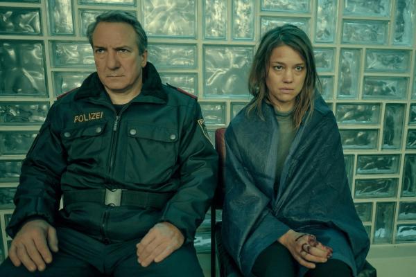 Bild 1 von 20: Im Bild: Danzberger (Robert Palfrader) und die geschockte Majorin Wallner (Britta Hammelstein) nachdem sie angegriffen wurde.