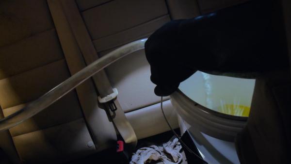 Bild 1 von 3: Beamte testen Benzin aus dem Tank - darin verborgen: Crystal Meth.
