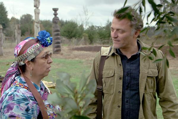 Bild 1 von 5: Auf seiner Weltreise spricht der Notfallmediziner Bernard Fontanille mit Rosa über die spirituelle Heilkunde der indigenen Mapuche.