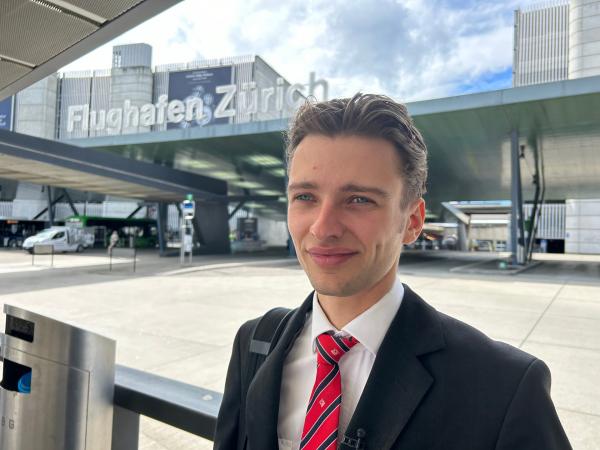 Bild 1 von 7: Check-In-Agent Niklas verdient in der Schweiz dreimal so viel wie in Deutschland.