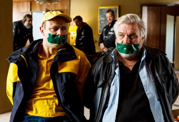 Bild 1 von 1: Vorne die Guten, hinten die Gangster: Dorfsheriff Koops (Aljoscha Stadelmann, re.) und Postbote Heiner (Moritz Führmann) in der Klemme.