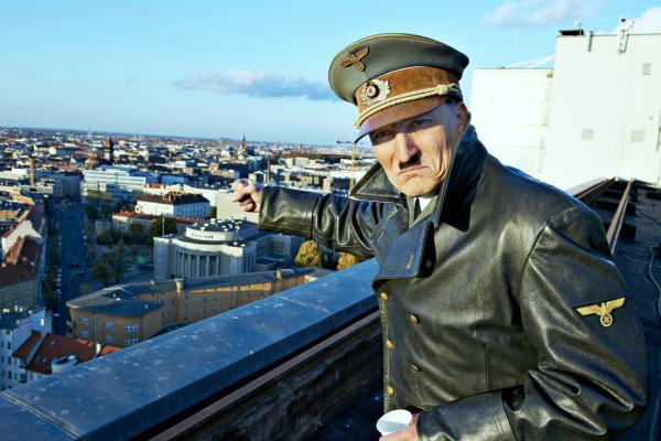 Bild 1 von 13: Adolf Hitler (Oliver Masucci) wacht beinahe 70 Jahre nach dem Ende des Zweiten Weltkrieges in Berlin auf. Wie wird die moderne Gesellschaft auf die Rückkehr des Führers reagieren?