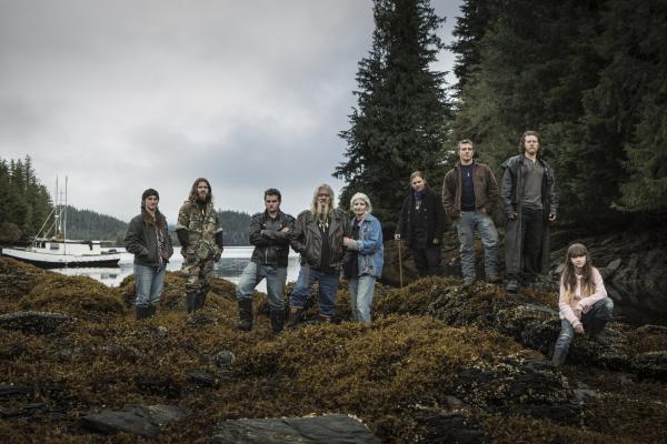 Bild 1 von 1: The Brown family on Coon Island off the coast of Alaska. Parents Billy and Ami with there children Matt, Jahua, Soloman, Gabe, Noah, Snowbird and Raindrop.