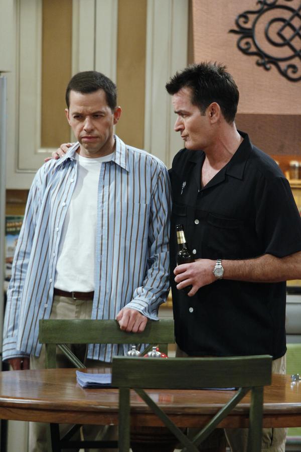 Bild 1 von 15: Alan (Jon Cryer, l.) und Charlie (Charlie Sheen, r.) beobachten zwei Mädchen, die sich morgens aus Jakes Zimmer schleichen. Während Charlie etwas stolz auf seinen Neffen ist, sieht das Alan ganz anders ...