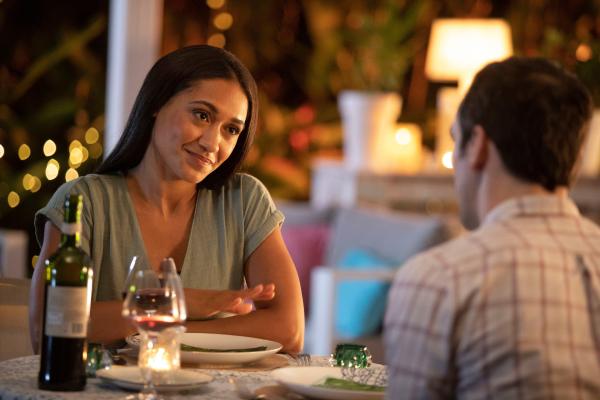 Bild 1 von 5: DS Florence Cassell (Joséphine Jobert) und DI Neville Parker (Ralf Little) lernen sich bei einem gemeinsamen Abendessen näher kennen. Doch der Fall lässt die Ermittlerin nicht los.