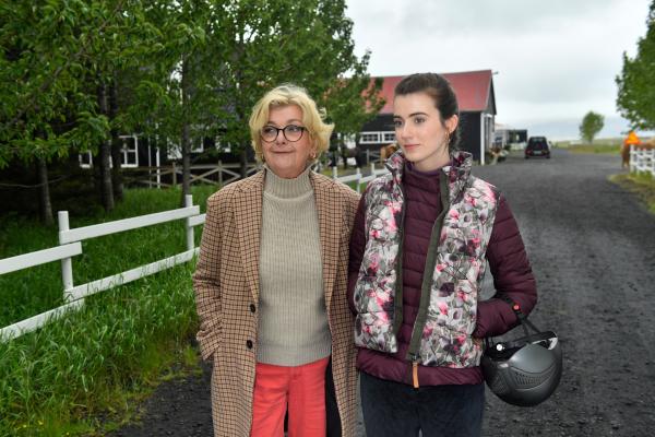 Bild 1 von 16: Ronja Küpper (Rosa von Lobenstein, r.) hat eine Beobachtung gemacht und stellt ihre Großmutter Evelyn Küpper (Saskia Vester, l.) zur Rede.