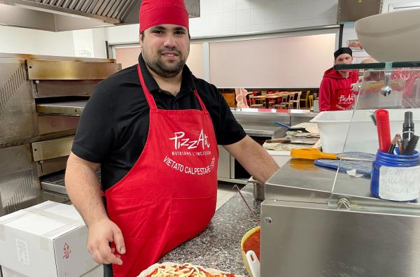 Bild 1 von 3: Matteo Balu hat seinen Traumjob in der Pizzeria für Menschen mit Autismus gefunden: Der Arbeitsplatz ist so gestaltet, dass sich alle wohlfühlen und Erfolgserlebnisse haben.