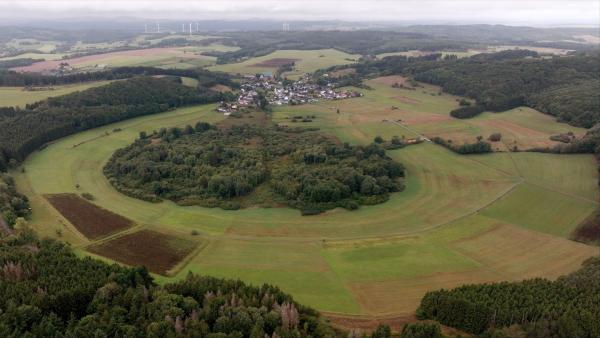 Bild 1 von 8: Der Mosbrucher Weiher ist ein ehemaliger Vulkan, der sich zu einem Moor entwickelt hat. Heute wird er wiedervernässt, denn gesunde Moore speichern Wasser, wirken kühlend und binden große Mengen Kohlenstoff.