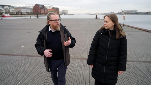 Bild 1 von 7: Im Bild: Dänemark: Reporterin Isabella Purkart im Interview mit einem vom medikamenten-Notstand betroffenen Vater.