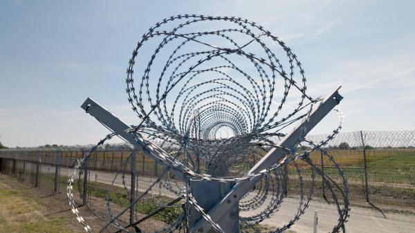 Bild 1 von 6: Im Bild: Der Zaun an der ungarisch-serbischen Grenze ist 175 Kilometer lang und 4 Meter hoch: das obere Ende schließt ein messerscharfer Klingendraht - genannt NATO-Draht - ab