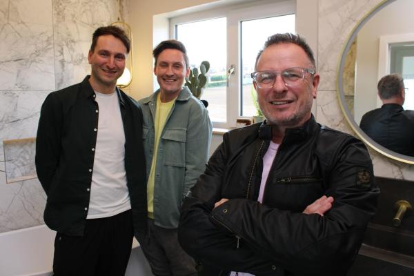 Bild 1 von 8: Mark Millar (r.)