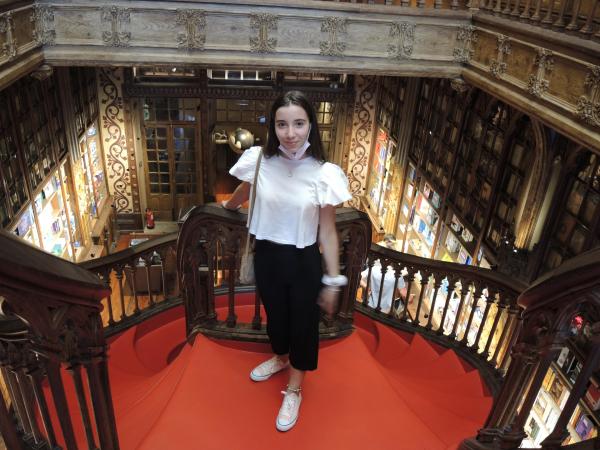 Bild 1 von 6: Inês in der Buchhandlung \