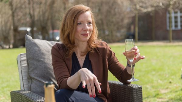 Bild 1 von 10: Susanne Tilling (Inka Löwendorf) gibt zu, mit Finn Hoffmann eine Affäre gehabt zu haben. Dass er eigentlich eine Freundin hatte, will sie nicht gewusst haben. Angeblich hat sich Finn von ihr zurückgezogen, um sich wieder mehr seinem Studium zu widmen. Warum sagt sie das erst jetzt? Verheimlicht sie den Kommissaren etwas?