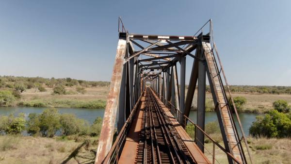 Bild 1 von 6: Eine Eisenbahnbrücke in Sambia.