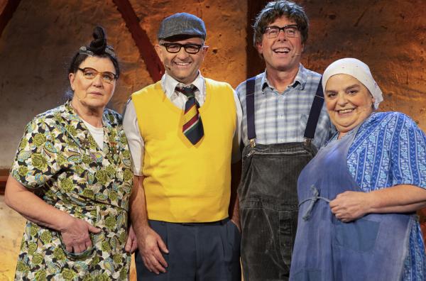 Bild 1 von 3: Trockener Humor und lustige Geschichten aus dem Alltag: Die schwäbischen Comedy Duos Hillu's Herzdropfa (Hillu Stoll und Franz Auber, re.) und Elsbeth und Alois Gscheidle (Birgit Pfeiffer und Marcus Neuweiler, li.) laden zu einem lustigen Abend. In der ersten Folge der neuen SWR Comedy-Reihe überlegen Hillu's Herzdropfa, ob die dritten Zähne wirklich in den gelben Sack gehören. Die Gscheidles machen derweil ihren Rotkreuzdienst im Fußballstadion und verraten, wie sie Kirchensteuer sparen.