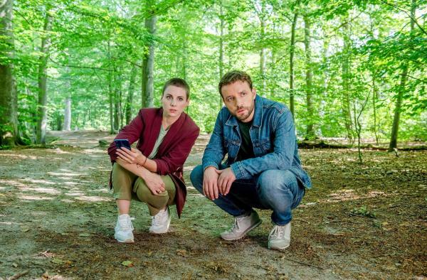 Bild 1 von 18: Im Bild: Nina (Julia E. Lenska, l.) und Gregor (Jonas Minthe, r.) sehen sich in einem Waldgebiet um.