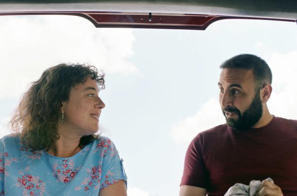 Bild 1 von 7: Raphaël (Oussama Kheddam) zeigt Loulou (Louise Massin) seinen roten Wagen.