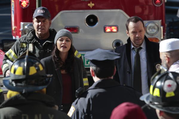 Bild 1 von 14: Während sich Frank mit dem angeblich aggressiven Verhalten eines Polizisten beschäftigt, müssen Danny (Donnie Wahlberg, r.) und Baez (Marisa Ramirez, 2.v.l.) die Verantwortlichen für einen Bombenanschlag finden ...