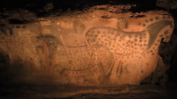 Bild 1 von 3: Die Frauen der Steinzeit waren außerdem begabte Künstlerinnen. Diese Malerei in der Höhle von Peche-Merle stammt von Frauen, wie die Handabrücke beweisen.