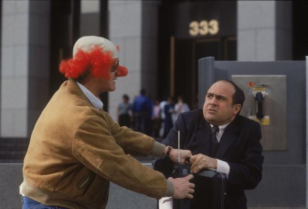 Bild 1 von 7: Geschäftsmann Sam Stone (Danny DeVito, r.) denkt gar nicht daran, dem Entführer Ken Kessler (Judge Reinhold, l.) das Lösegeld für seine Frau zu übergeben, denn er wollte sie ohnehin mittels Chloroform aus dem Weg schaffen ...