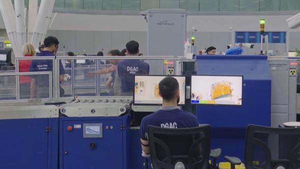 Bild 1 von 3: Am Sicherheitscheck prüfen Beamte mit modernster Röntgentechnik das Gepäck - jeder Koffer wird genau unter die Lupe genommen.