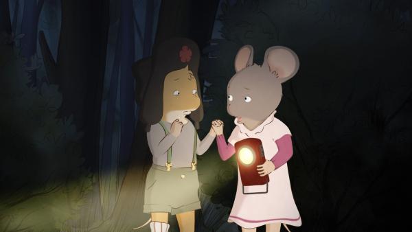 Bild 1 von 2: Mandarine (li.) bekommt jetzt doch Angst. Woher kommt nur das seltsame Rufen im Wald auf Boleros Insel?