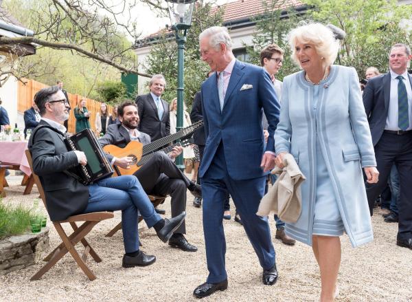 Bild 1 von 15: Im Bild: Prinz Charles und Camilla 2017 bei ihrem Besuch beim Bioheurigen Obermann.