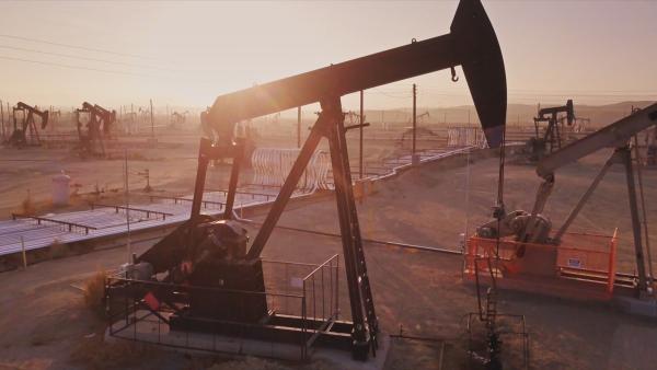 Bild 1 von 5: Noch sind fossile Brennstoffe die Hauptenergiequelle der Weltwirtschaft. Spätestens seit dem Ukrainekrieg orientieren sich die Unternehmen neu.