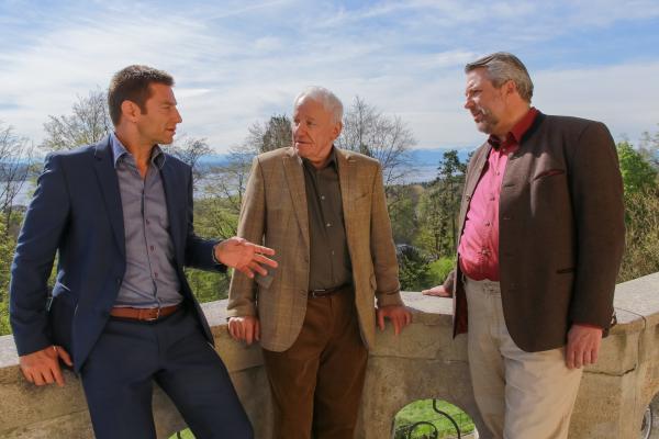 Bild 1 von 9: Robert Pröbstl (Nikol Voigtländer, M.) gerät ins Visier der Kommissare Sven Hansen (Igor Jeftic, l.) und Anton Stadler (Dieter Fischer, r.).